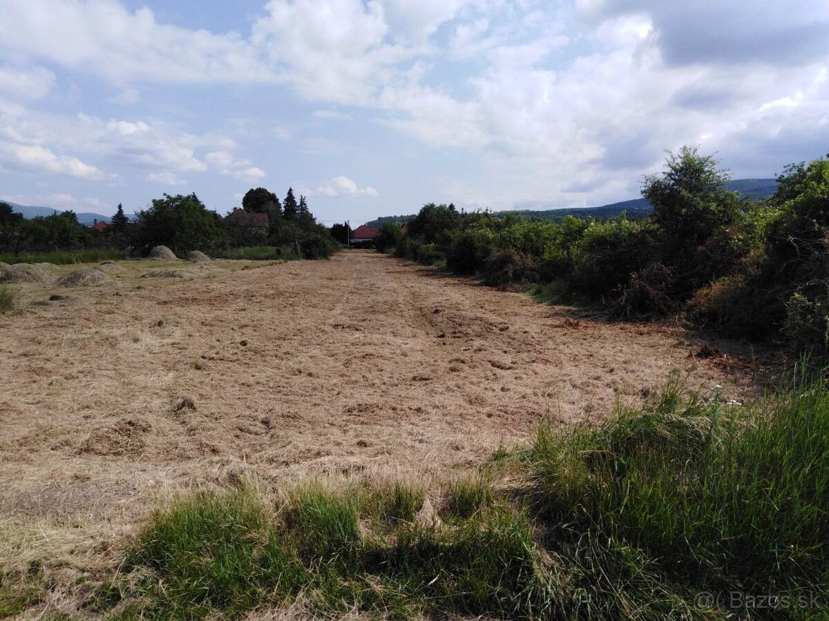 Pozemok o výmere 2039m2 v Kozárovciach