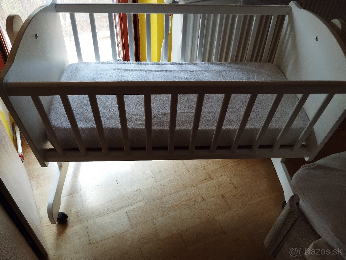 Drevená kolíska s matracom
