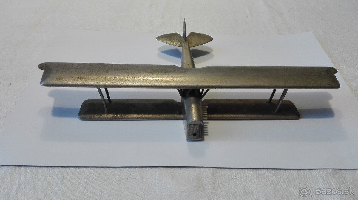 Velmi starý kovový model letadla