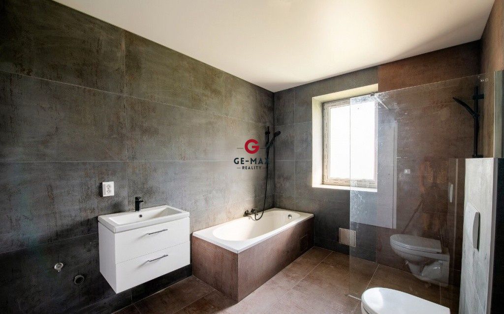 REZERVOVANÉ NA PREDAJ – KOMPLETNE ZREKONŠTRUOVANÝ RODINNÝ DO