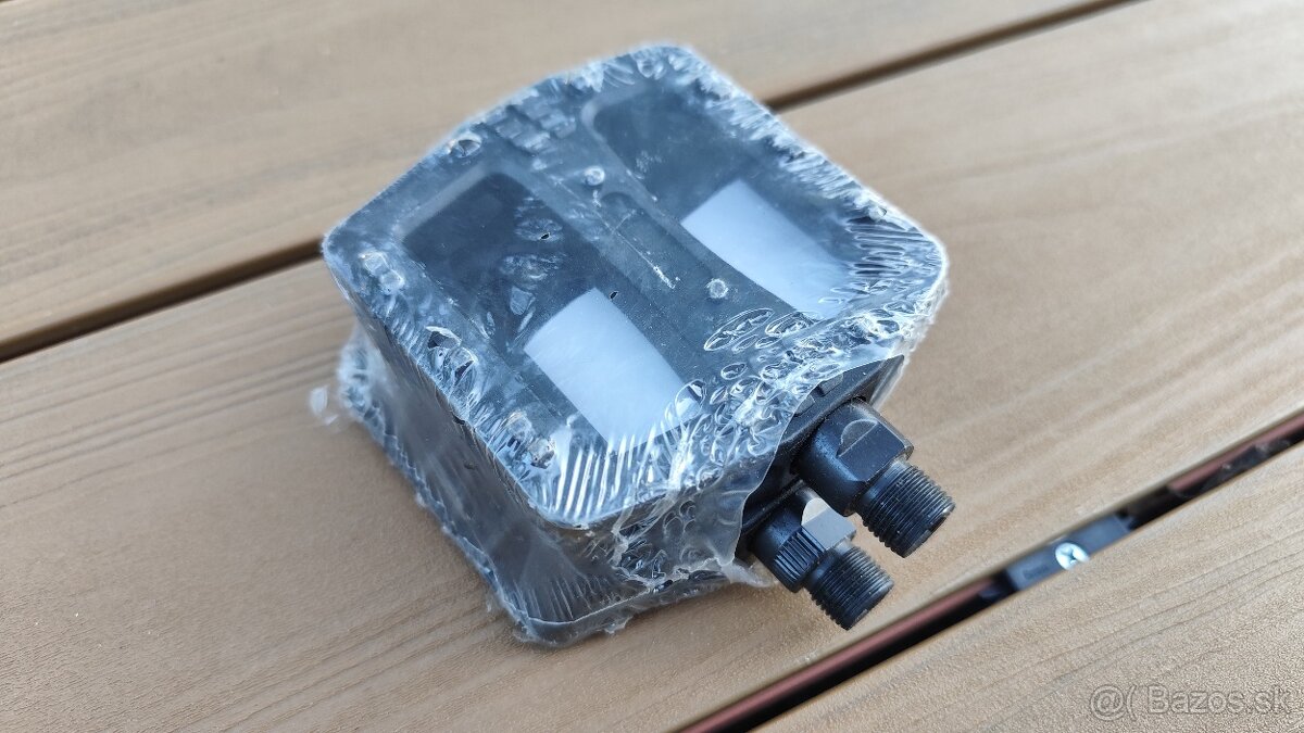 Pedale plastove nove