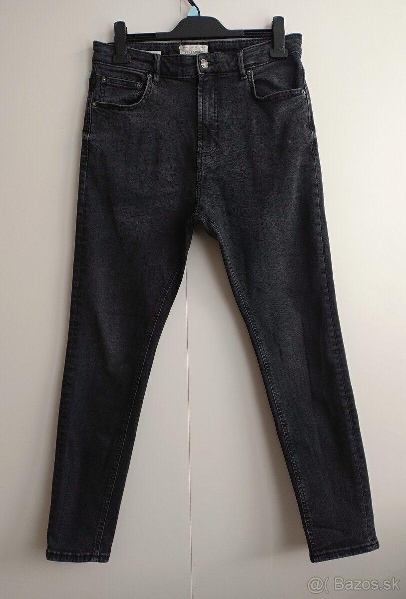 Pánske čierne obtiahnuté rifle (Pull&Bear)