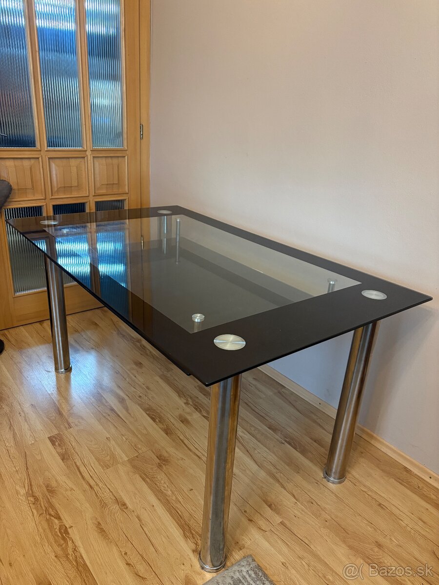 Jedálenský stôl so stoličkami