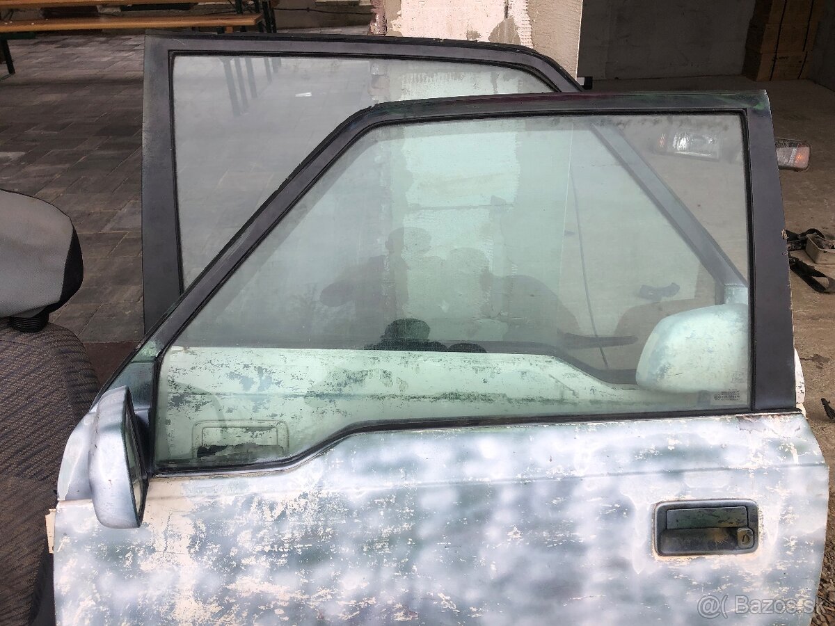 Predám sklá z dverí ba Suzuki Vitara 1
