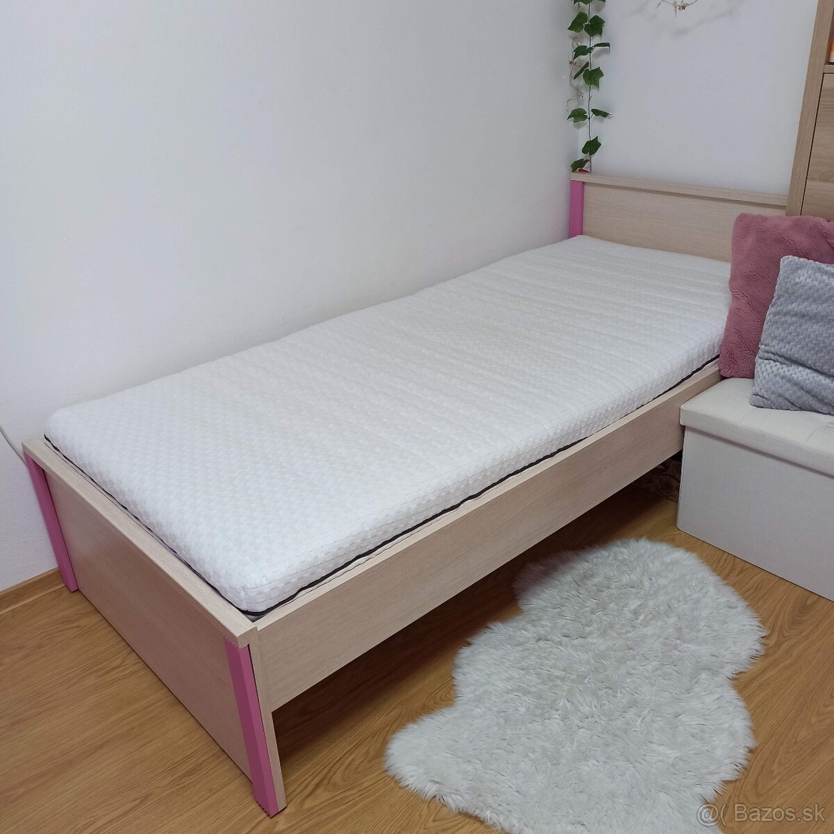 Posteľ s roštom , madracom a úložným priestorom