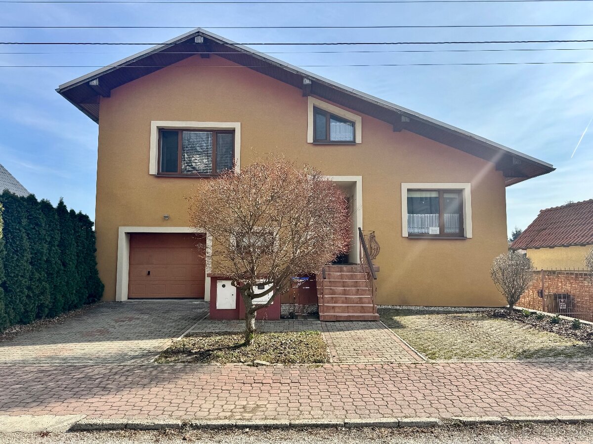 Priestranný 6.-izb. RD, 612m2 pozemok, obec Smolenice