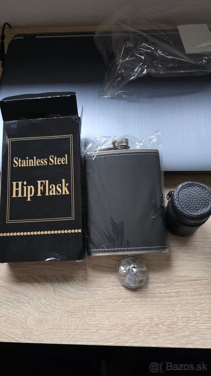 Ploskacka s poharikmi