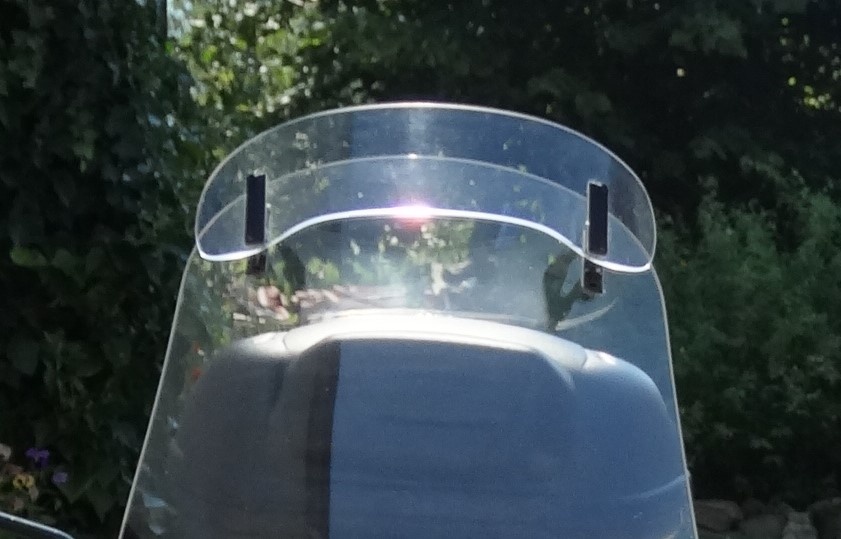 Deflektor na plexištít