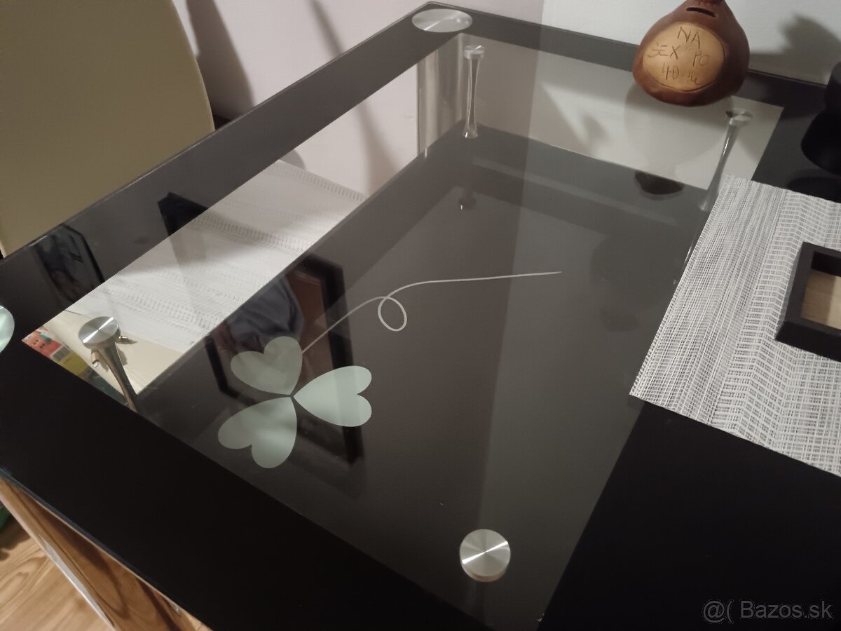 Sklenený jedálenský stôl