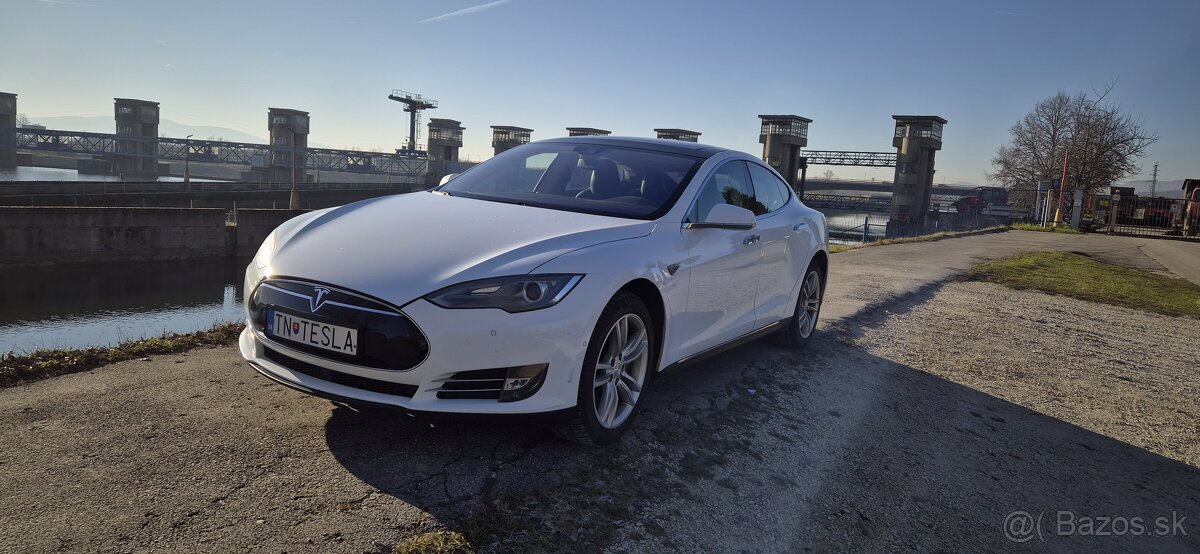 Tesla S85