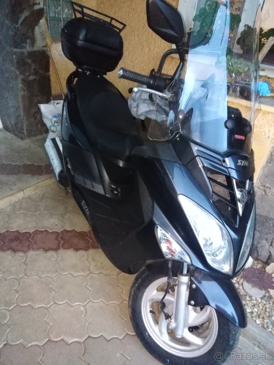 Maxi scooter Sym 125