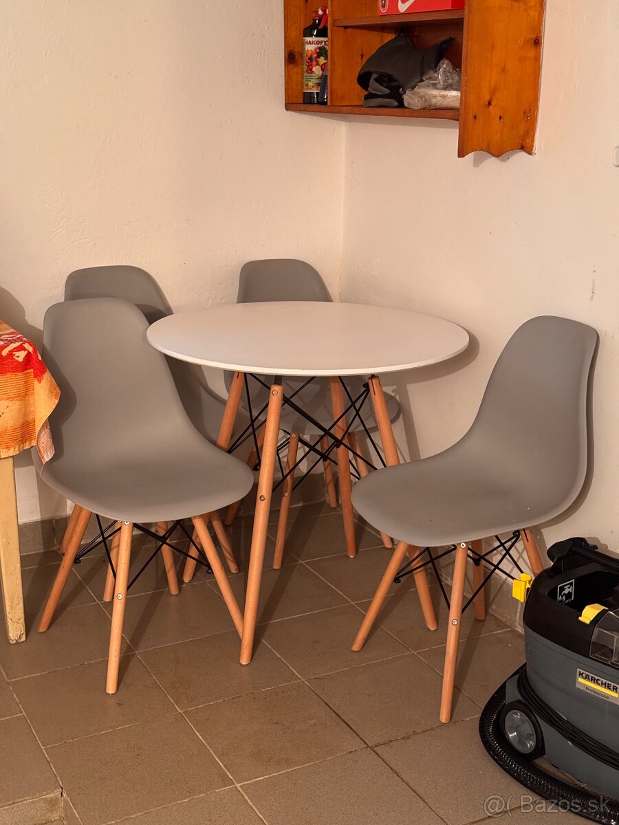 Jedalensky stôl so stoličkami