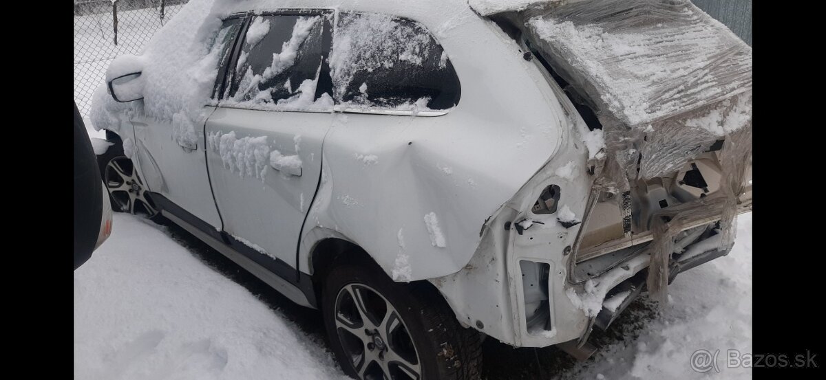 Predám havarované Volvo xc60 rok 2011