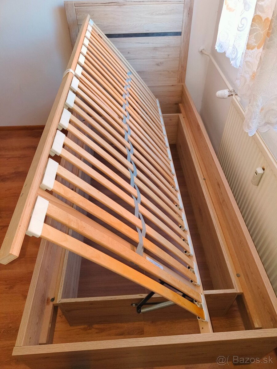 Posteľ s úložným priestorom