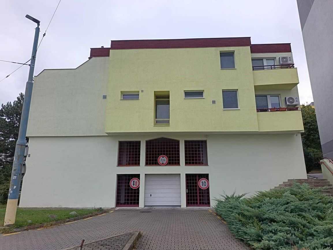 Predáme suchú a čistú garáž s elektrinou, osvetlením a vetra