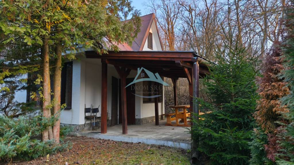 Zateplená chata pri Sklabinskom rybníku okres Veľký Krtíš.