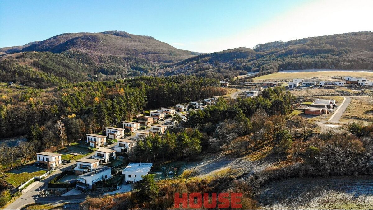 Stavebný pozemok s IS v atraktívnej lokalite obklopenej prír