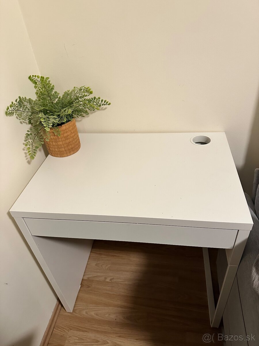 Kancelarsky stolik MICKE z ikei