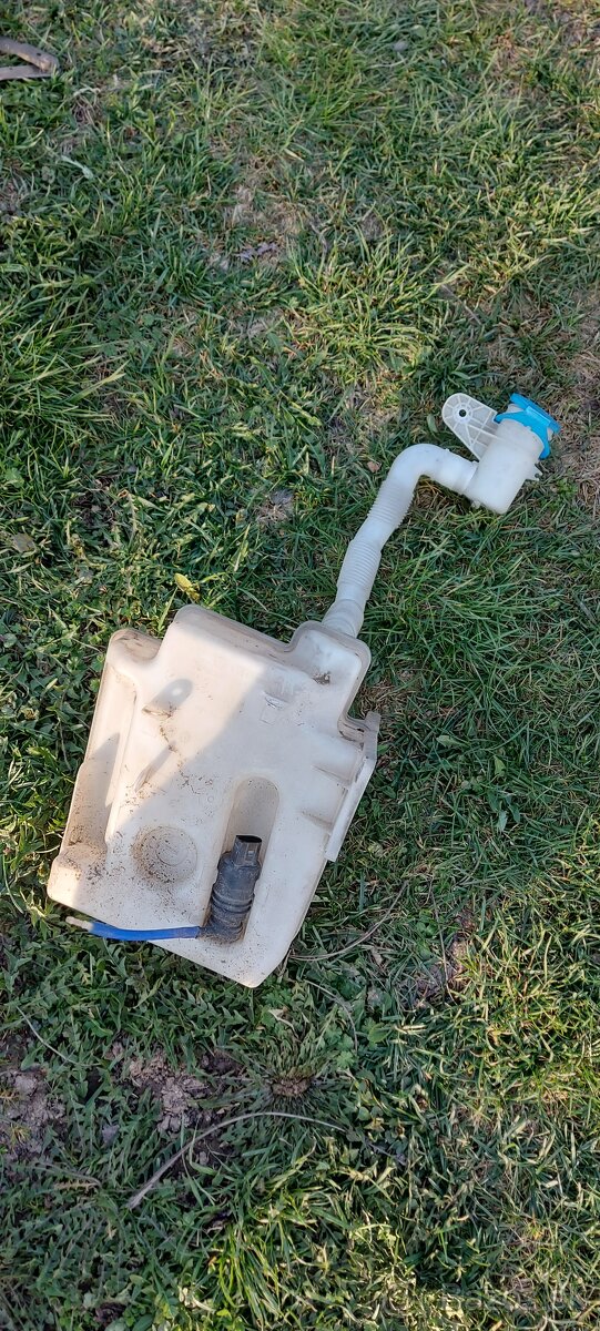 Nádržka ostrekovačov