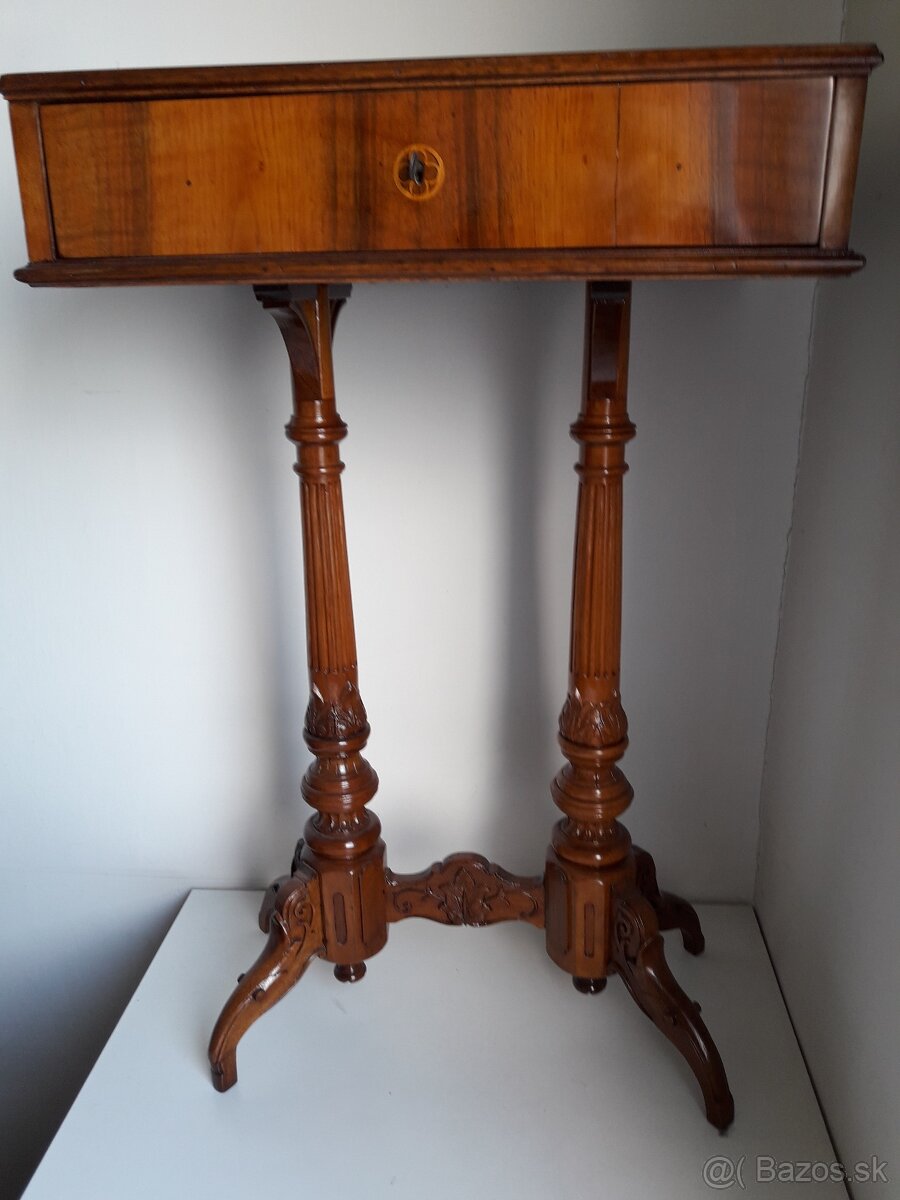 Starožitný stolík s krásnou intarziou