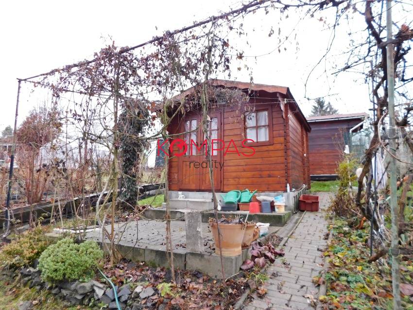 PONÚKAME NA PREDAJ ČI PRENÁJOM, ZÁHRADU S DREVENOU CHATKOU