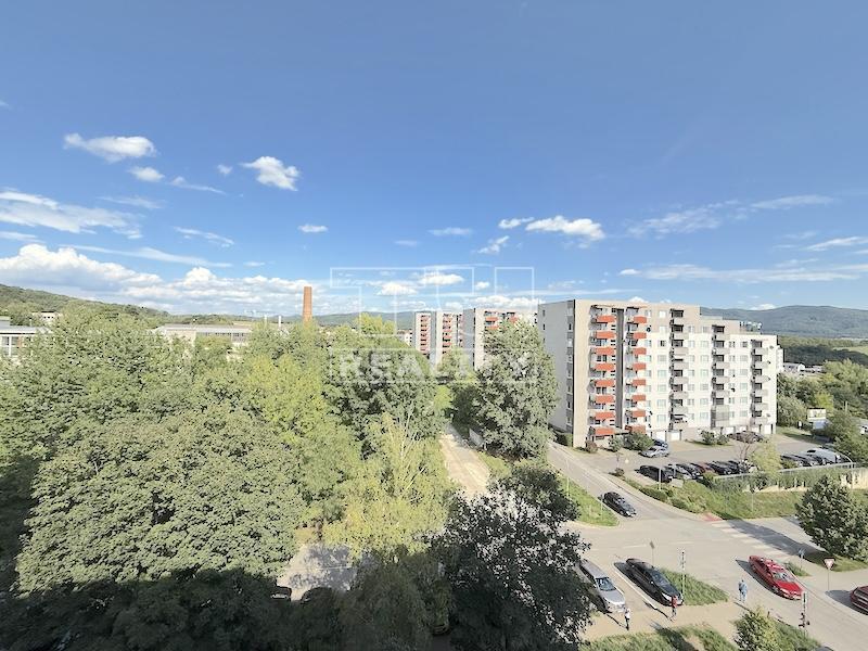3 IZBOVÝ BYT NA PREDAJ S BALKÓNOM NA JUHU V TRENČÍNE, 72M2
