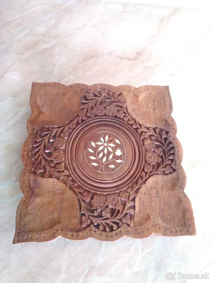 Starý orientálny indický stolček