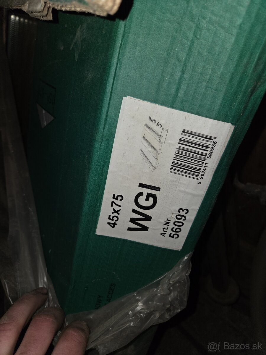 Predám strešné okno 45 × 75 cm – drevené