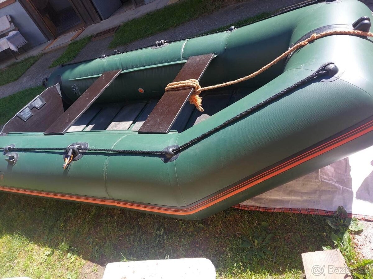 Rybársky čln kolibri 330