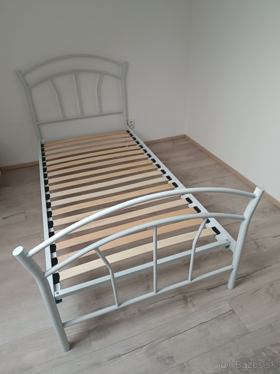 Romantická biela kovová posteľ.