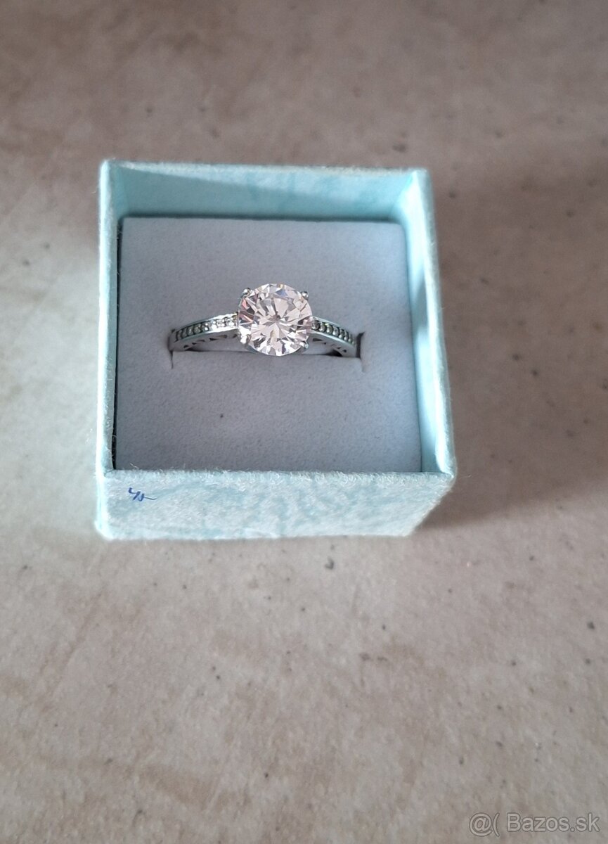 Strieborny prsten s diamantom