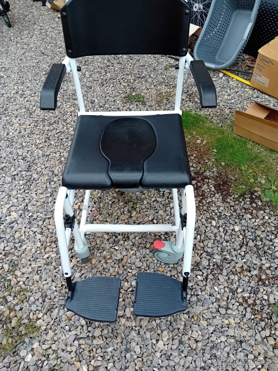 Toaletný vozík na kolieskach