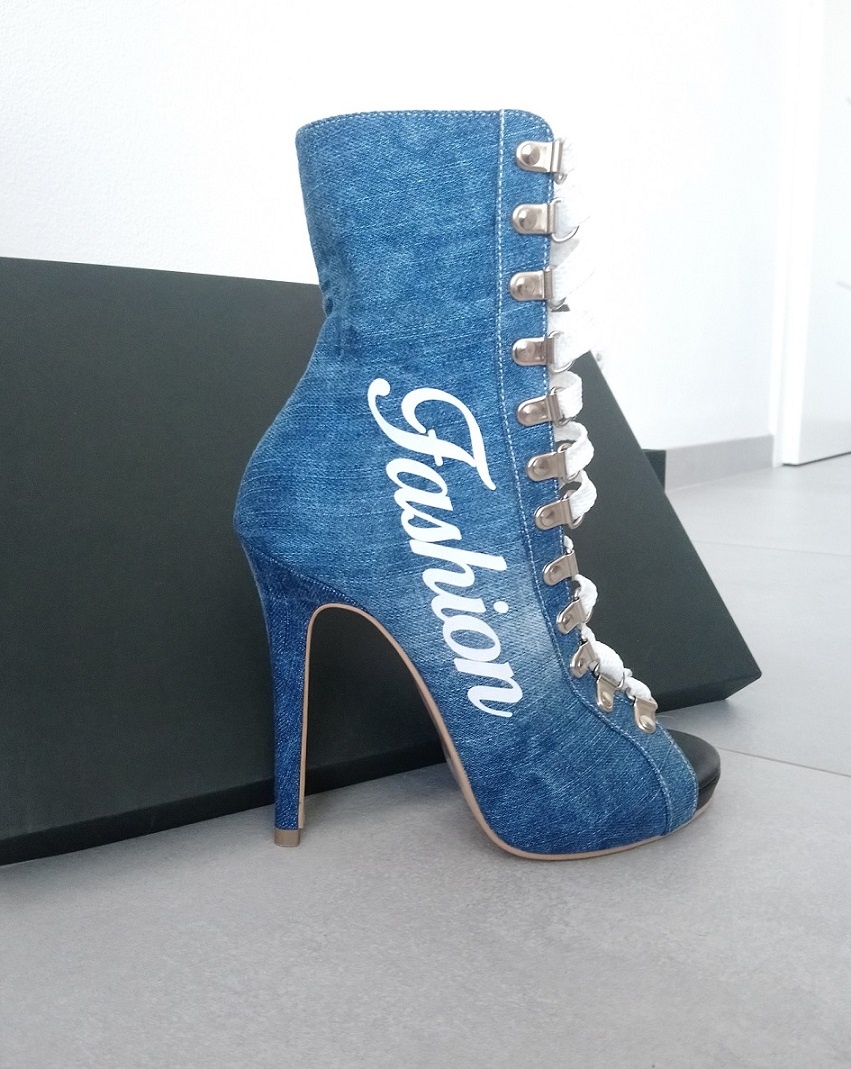 Stylove damske denim kotnikove cizmy s otvorenou spickou