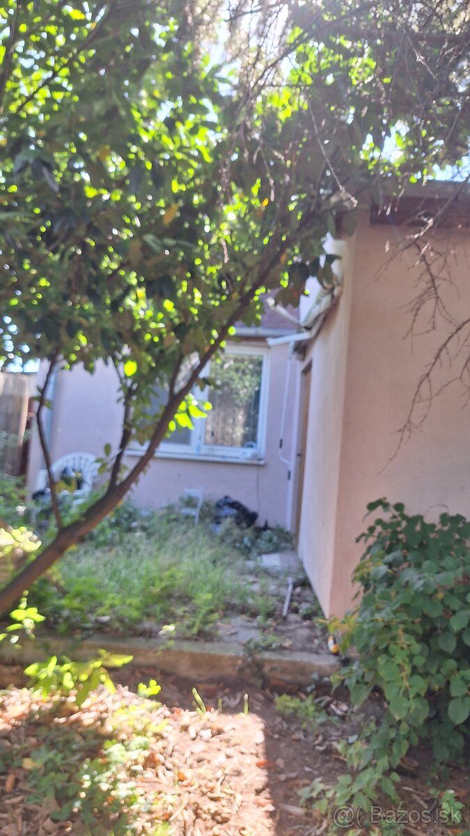 Stavebný pozemok 310m2 +chata so súp.číslom