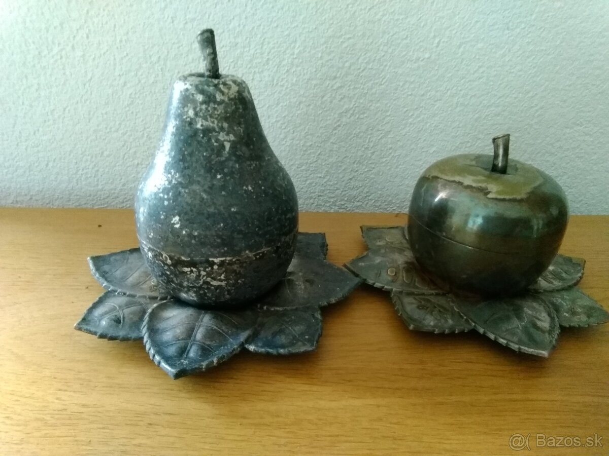 Jablko s poharikmi a hruska