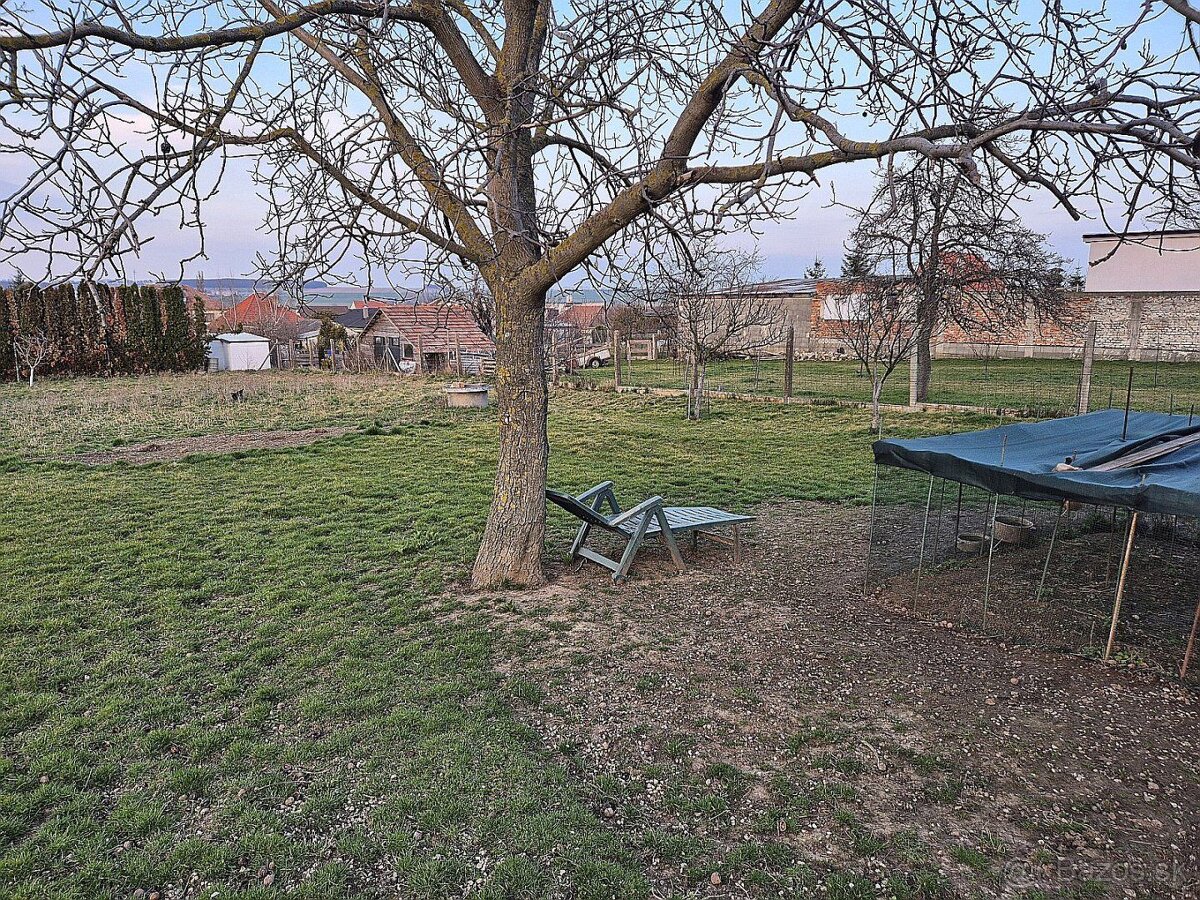 Na predaj rovinatý oplotený stavebný pozemok, obec Košolná