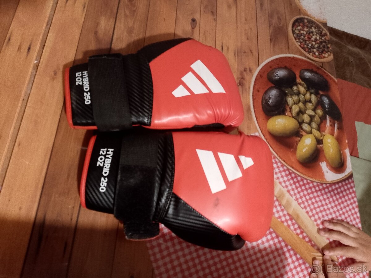 Dobrý mám na predaj boxerské rukavice