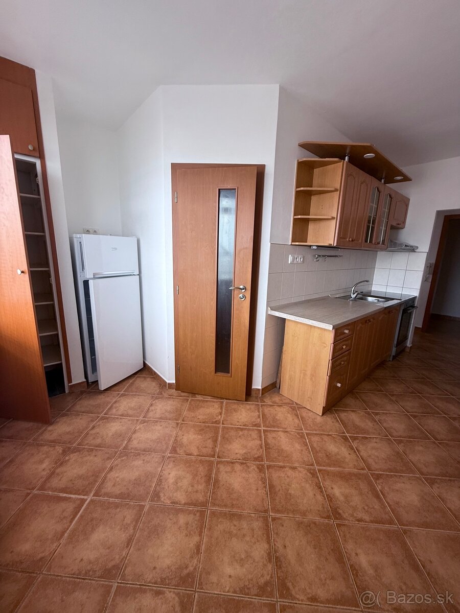 Prenajom 3 izbovy byt Medvedzie