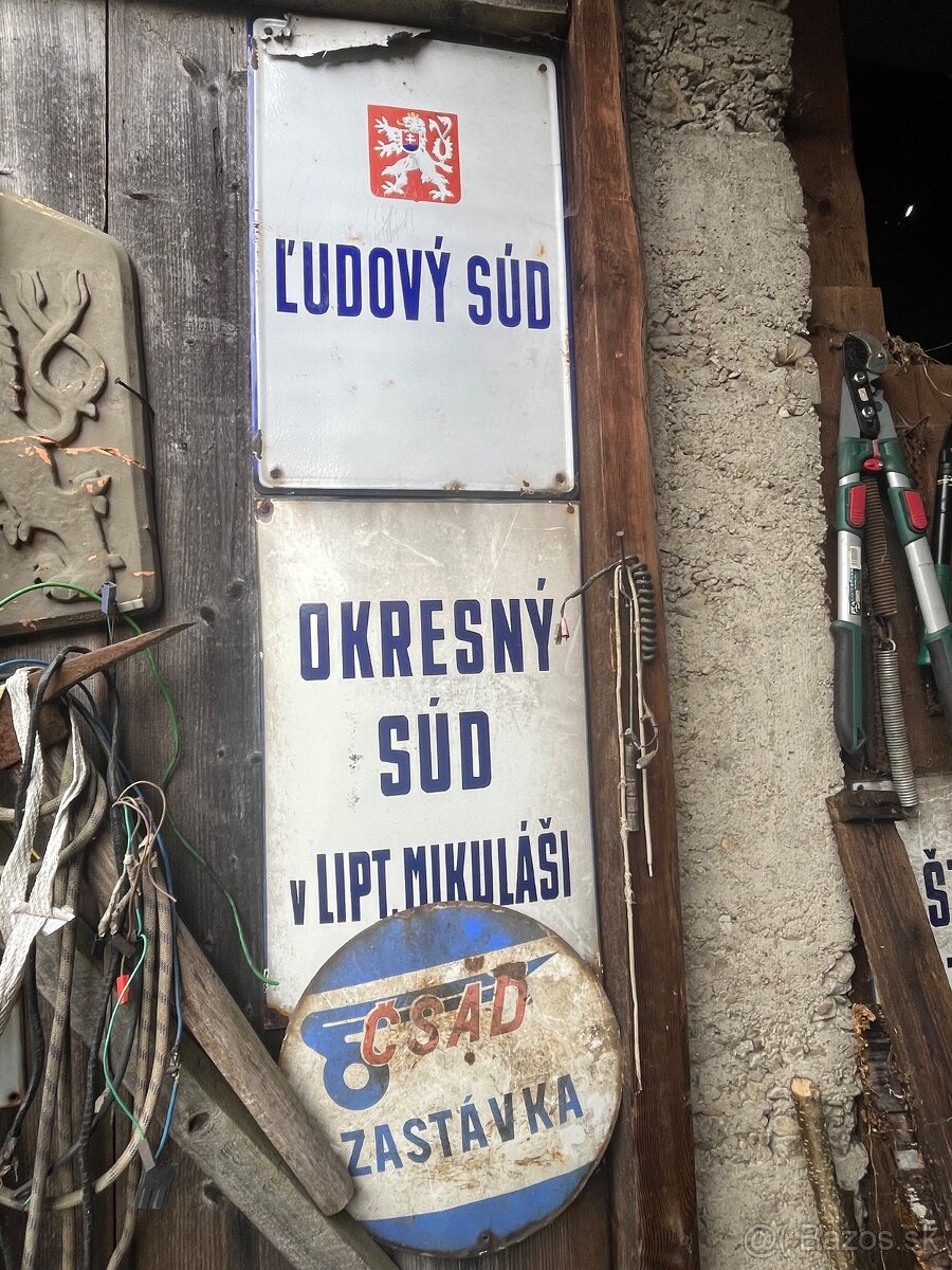 Smaltované tabule aj Ľudový súd a ČSAD