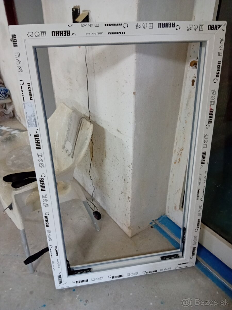 Okno plastove 810x1290, Rám, pevné, bez skla.. Nepoužité