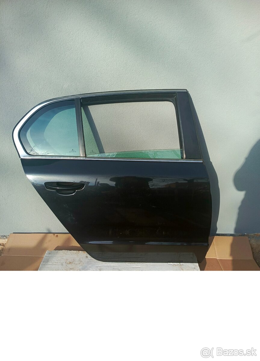 Škoda Superb 2 sedan čierna a strieborná