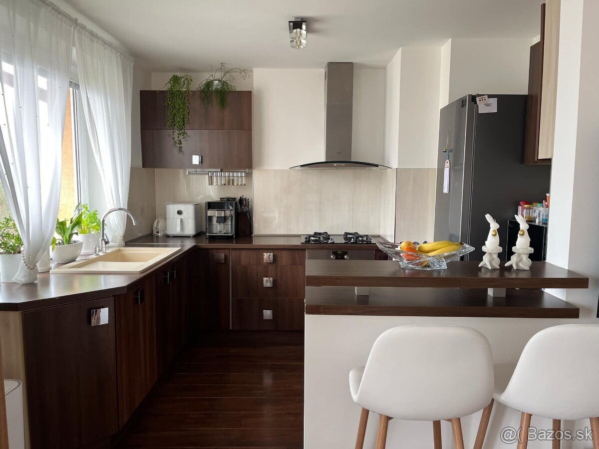 Predám kuchyňu zo spotrebičmi Whirlpool