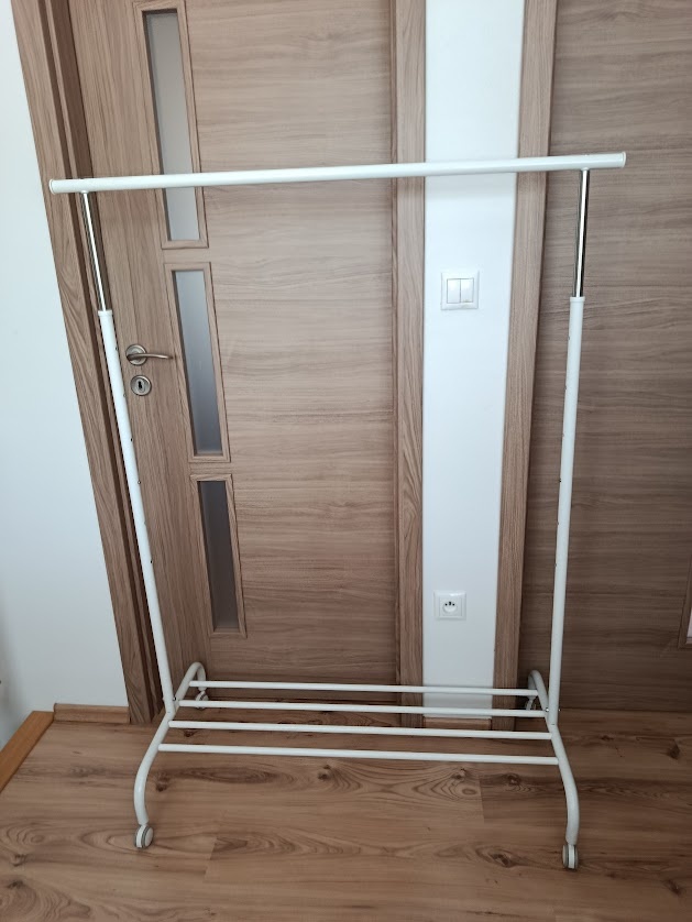 Závesný stojan - vešiak na šaty
