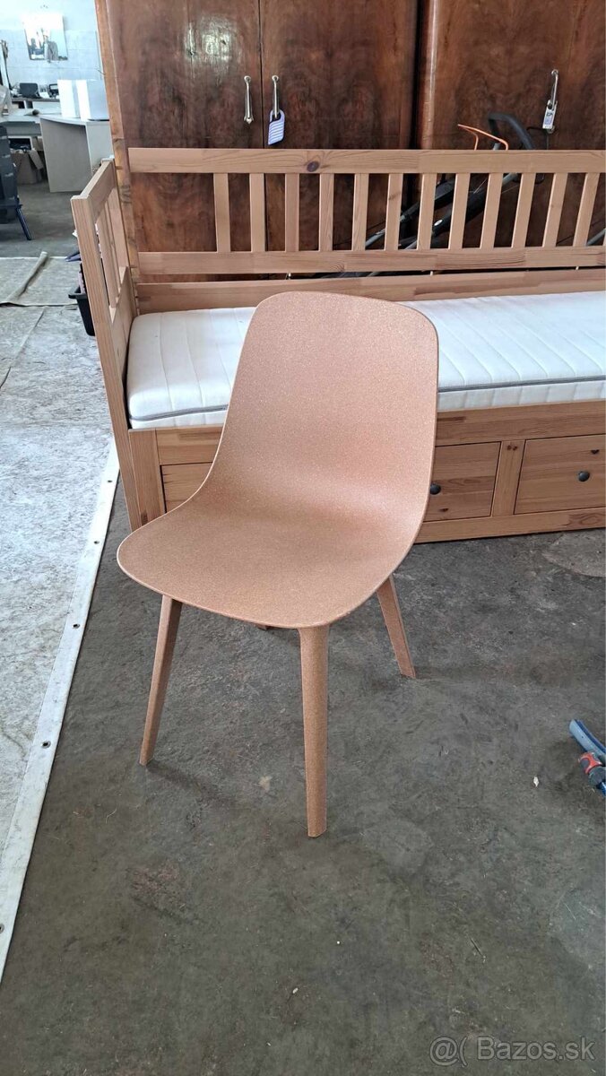 Ikea stolička plast - pevna
