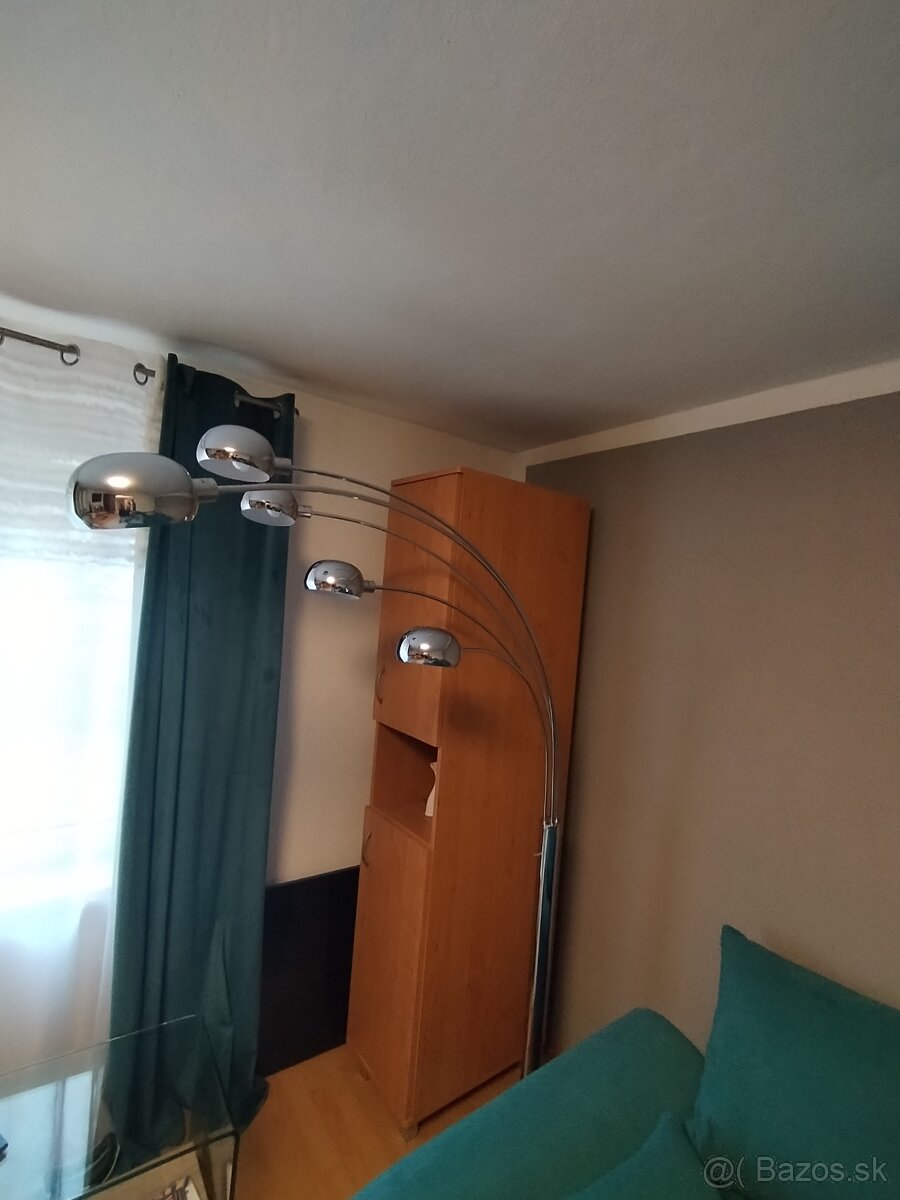 Predám stojaciu LED lampu