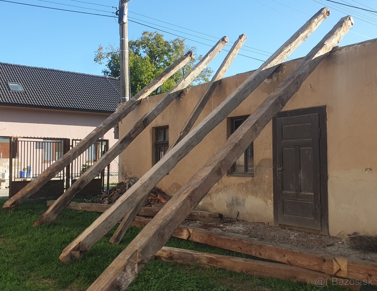 Staré trámy - drevo - hranoly