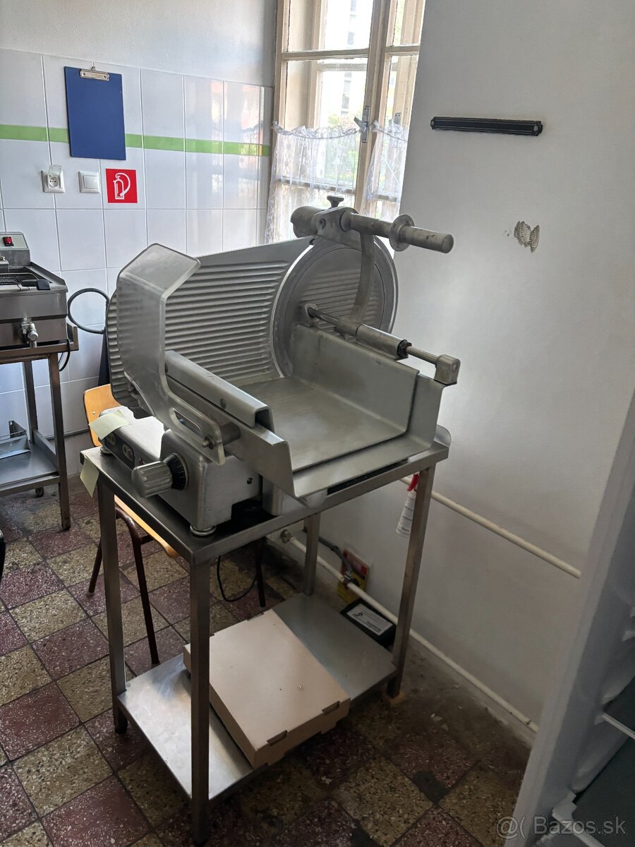 Elektrický rezač na šunku a syr