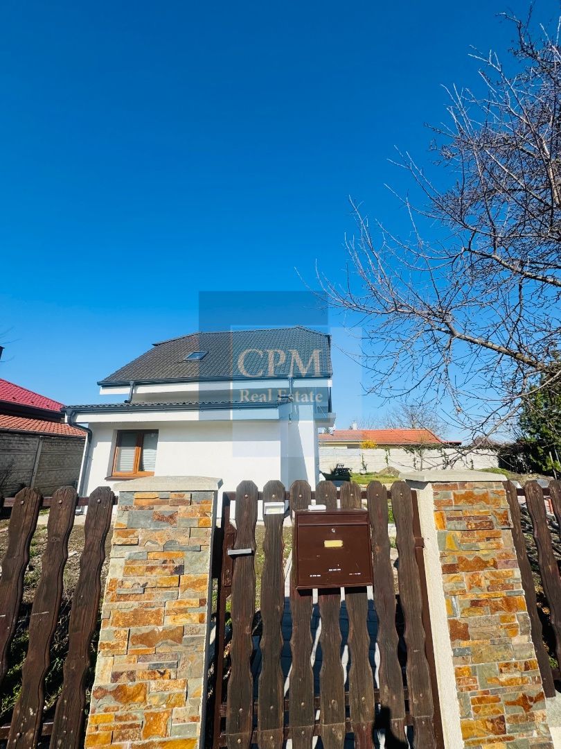 Ponúkame na predaj slnečný 3-izbový rodinný dom v časti Malé