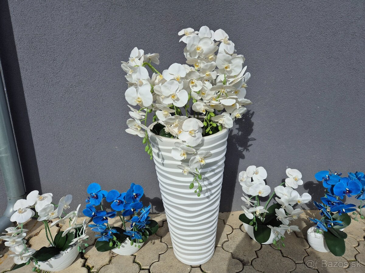 Orchidea umelá biela a modrá, 3D koberec bielo- modrý