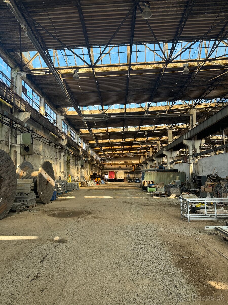 Priemyselná hala so žeriavom.
